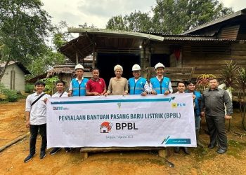 Jelang HUT RI, PLN UP3 Sanggau Nyalakan Listrik Rumah Warga Miskin Lewat Program BPBL