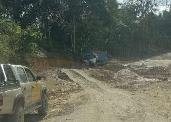 Pengerjaan Tak Kunjung Selesai, Jalan di ‘Beranda Negeri’ Semakin Rusak Parah