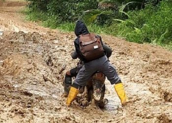 Miris! Akses Utama Masyarakat di Suti Semarang Bak Kubangan Kerbau