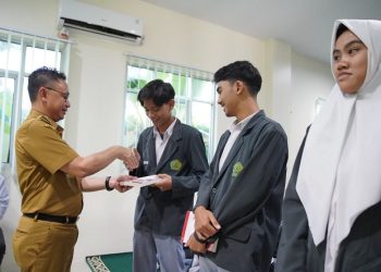 Sosialisasi Bagi Pemilih Pemula, Siswa MAN 2 Pontianak Dibekali Pendidikan Politik