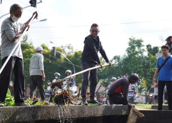 Edi Kamtono Berbaur Gotong Royong Bersihkan Parit di Sungai Bangkong
