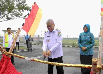 Pj Gubernur Kalbar Disambut Prosesi Suku Dayak dan Melayu