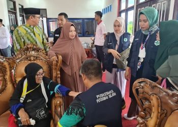 Tim Medis Dinkes Kapuas Hulu dan Puskesmas Putussibau Selatan Cek Ulang Kesehatan CJH di Bandara Pangsuma