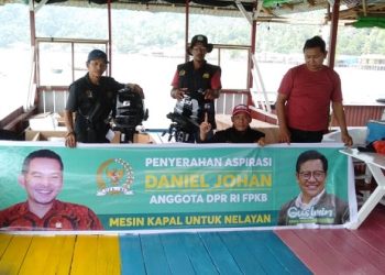 Kelompok Nelayan Laut Biru Pulau Lemukutan Dapat Bantuan Lima Mesin Tempel