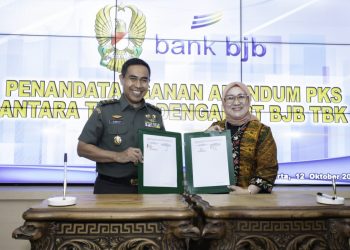Direktur Konsumer & Ritel Bank BJB Suartini menyampaikan, penandatangan Adendum ini sebagai bukti, Bank BJB akan senantiasa mendukung TNI AD dalam memperoleh layanan perbankan yang mudah dan optimal. Foto: Bank BJB.