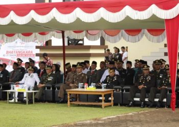 Sekretaris Dinkes PP dan KB Hadiri Upacara Hari Bhayangkara ke-77 di Mapolres Kapuas Hulu