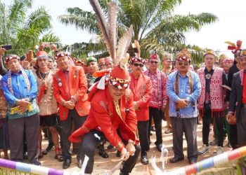 Paolus Hadi Resmikan Rumah Betang Pangsuma Meliau