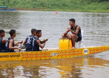30 Tim Dayung Perahu Naga Adu Tercepat di Danlanal Ketapang Cup