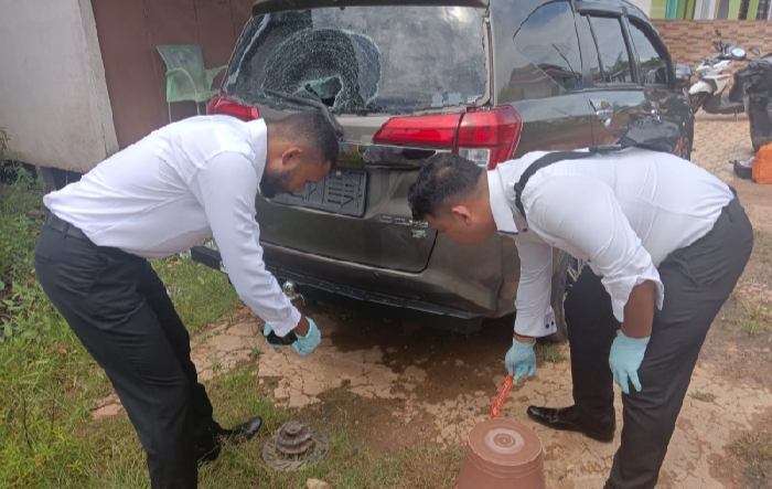 Polisi melakukan olah TKP kasus pengrusakan mobil milik jurnalis di Kabupaten Kapuas Hulu, Senin (09/10/2023). Foto: Dokumen JURNALIS.co.id