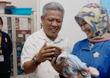 Bupati Muda Jenguk Bayi Terlantar yang Dibuang di Teras Warga