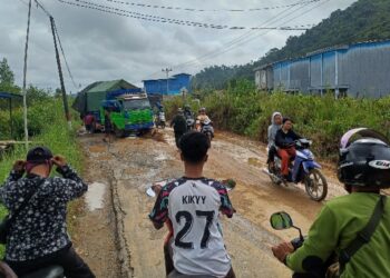 Truk Bermuatan Berat Bikin Hancur Jalan Teluk Melano – Sukadana