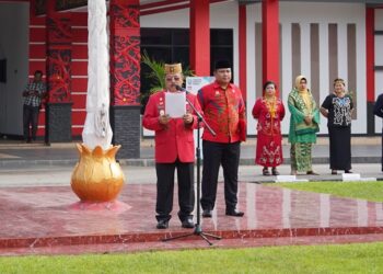 Bupati Ontot Pimpin Upacara Peringatan HUT ke-67 Pemprov Kalbar