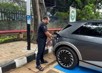 Inovasi Terbaru PLN: Tiang Listrik Dijadikan SPKLU, Ekosistem EV Makin Menarik