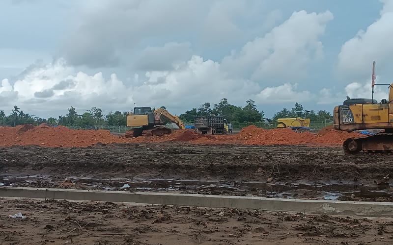 Aktivitas penimbunan proyek pengembangan Bandara Rahadi Oesman di Ketapang masih dikerjakan kontraktor. Foto: Abdul Salim/Jurnalis.co.id