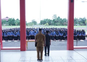 Bupati Sambas Haji Satono melantik Pejabat Fungsional di lingkungan Pemkab Sambas, Senin (12/2/2024). Foto: Imbran/Jurnalis.co.id