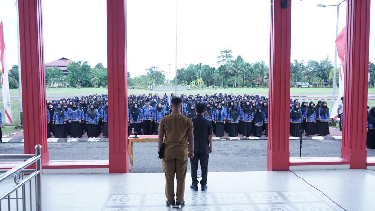 Bupati Sambas Haji Satono melantik Pejabat Fungsional di lingkungan Pemkab Sambas, Senin (12/2/2024). Foto: Imbran/Jurnalis.co.id