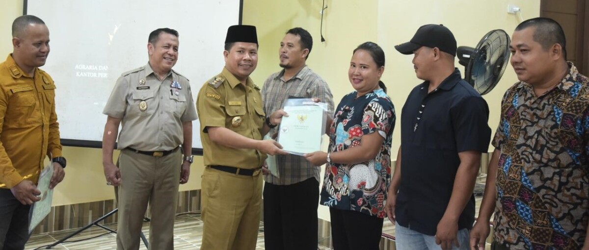 Bupati Sambas menyerahkan sertifikat kepada warga Kecamatan Subah. Foto: Imbran/Jurnalis.co.id