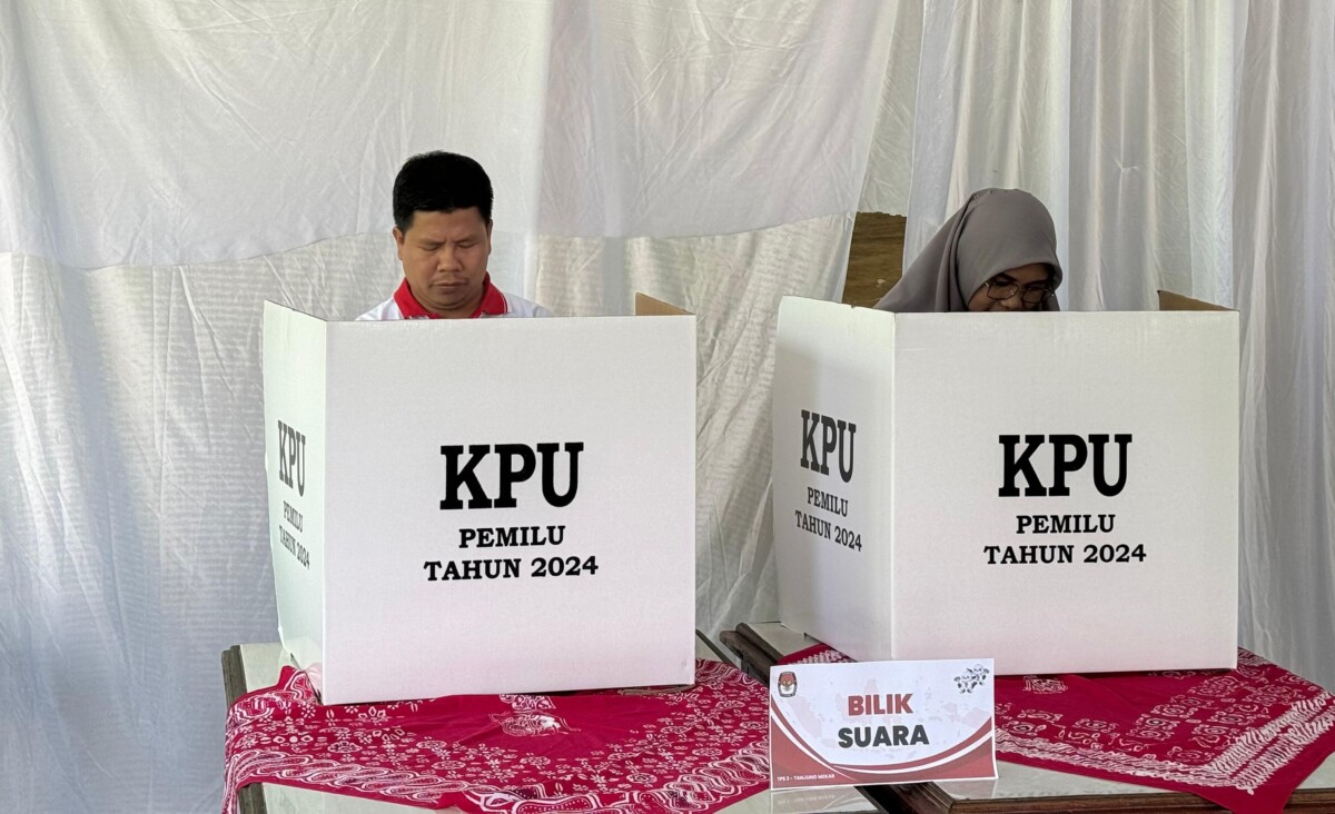 Bupati Satono bersama istrinya nyoblos di TPS 003 Dusun Tanjung Mentawak, Rabu (14/2/2024) pagi. Foto: Imbran/Jurnalis.co.id