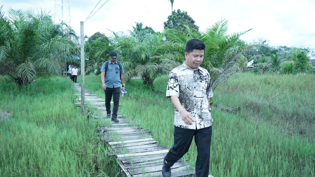 Bupati Satono jalan kaki menuju lokasi pembangunan jembatan dan steher di Dusun Bantilan, Desa Mekar Jaya, Senin (12/2/2024). Foto: Imbran/Jurnalis.co.id