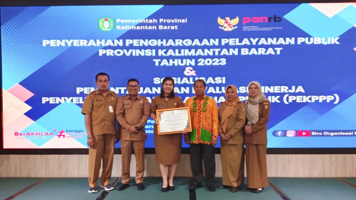 Direktur RSUD Sultan Jamluadin 1, dr Maria Fransisca menerima penghargaan di Gedung PTSP Provinsi Kalimantan Barat. Foto: Prokopim Pemkab Kayong Utara