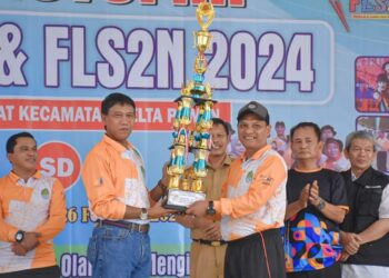 Haji Farhan menyerahkan piala Juara Umum O2SN dan FLS2N Kecamatan Delta Pawan. Foto: Prokopim Pemkab Ketapang