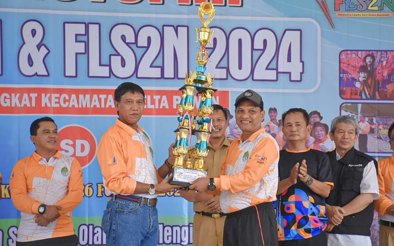 Haji Farhan menyerahkan piala Juara Umum O2SN dan FLS2N Kecamatan Delta Pawan. Foto: Prokopim Pemkab Ketapang