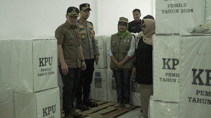 Kapolres Kayong Utara mengecek logistik Pemilu Serentak 2024, Sabtu (10/2/2024). Foto: Bakri Rahman/Jurnalis.co.id