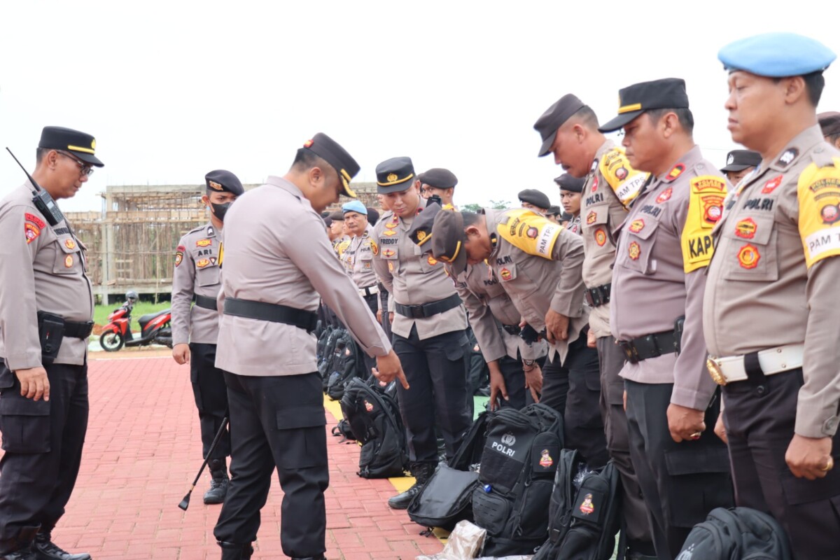 Kapolres Kubu Raya, AKBP Wahyu Jati Wibowo mengecek kelengkapan personil untuk pengamanan Pemilu pada 14 Februari 2024. Foto: Polres Kubu Raya
