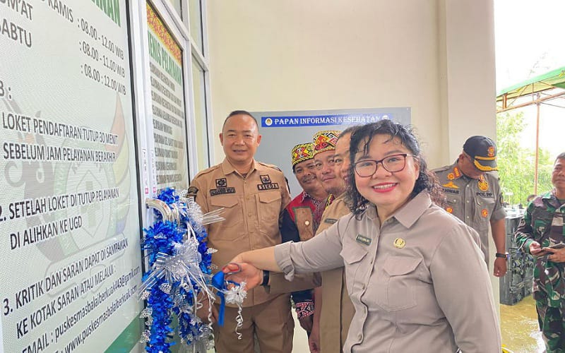 Kepala Dinas Kesehatan Ketapang bersama Sekda Alex melakukan pengguntingan pita tanda peresmian Puskesmas Rawat Inap Balai Berkuak, Senin 19 Februari 2024. Foto: Prokopim 