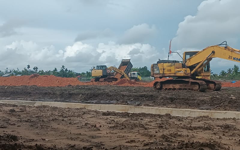 Meski didenda, aktivitas proyek pengembangan Bandar Udara Rahadi Oesman Ketapang hingga kini masih terus dikerjakan. Foto: Abdul Salim/Jurnalis.co.id