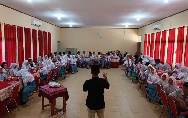 Pengurus AJK, Ahmad Sofi menyampaikan materi sosialisasi bijak dalam bermedia sosial di SMK Negeri 1 Ketapang, Senin (12/2/2024). Foto: Abdul Salim/Jurnalis.co.id