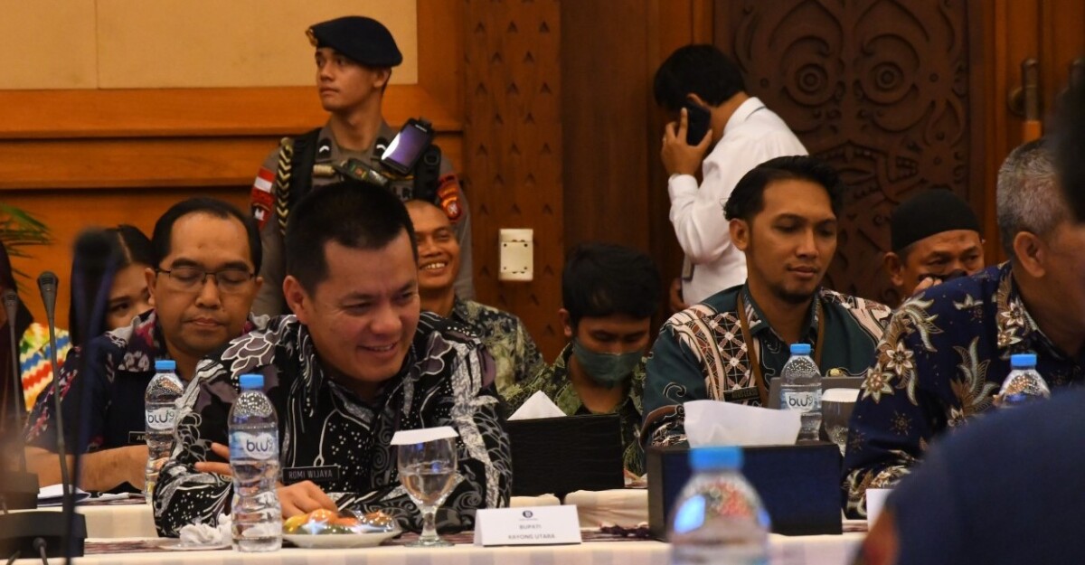Pj Bupati Kayong Utara, Romi Wijaya Saat menghadiri High Level Meeting TPID dan TP2DD Pemprov Kalbar di Pontianak. Foto: Prokopim