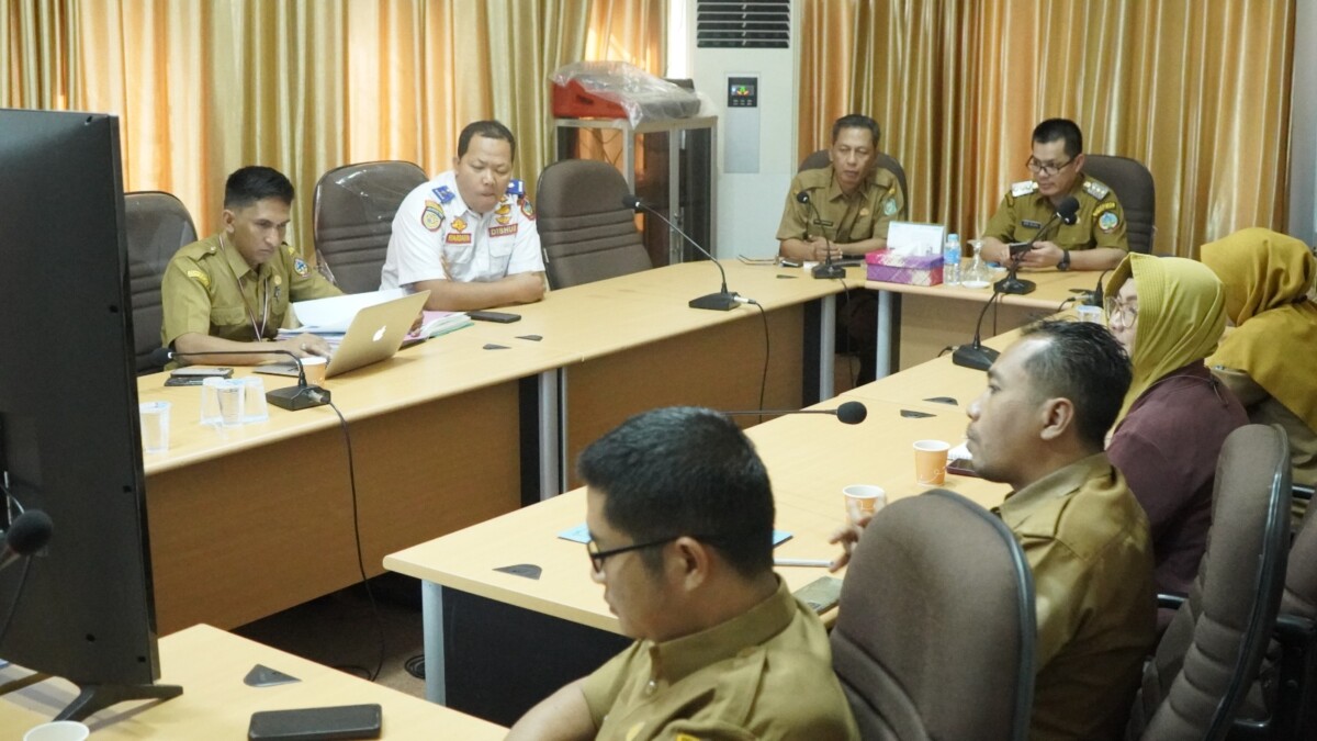 Pj Bupati Kayong Utara bersama sejumlah Kepala OPD mengikuti Rakor Pengendalian Inflasi Tahun 2024 melalui Zoom Meeting. Foto: Prokopim