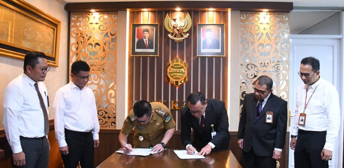 Pj Bupati Kayong Utara membuat MoU dengan Bank Kalbar. Foto: Prokopim