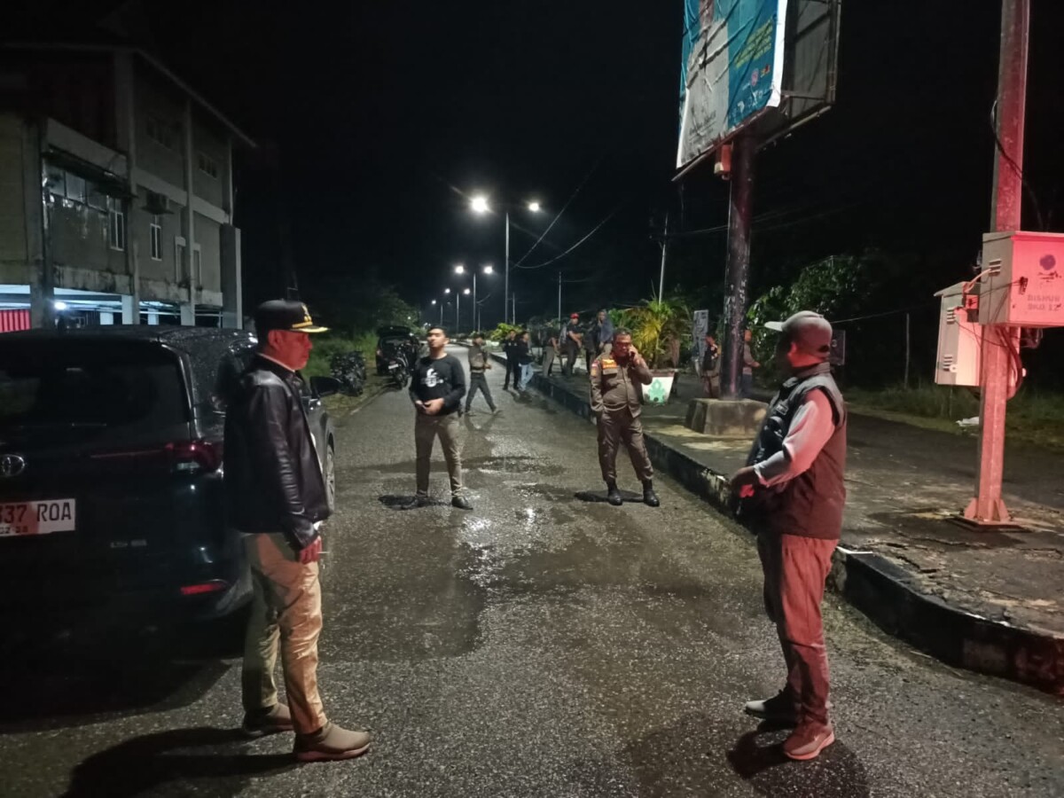 Pj Bupati Kayong Utara turun ke lapangan untuk memantau proses penertiban Alat Praga Kampanye, Minggu (11/2/2024). Foto: Prokopim Pemkab Kayong Utara