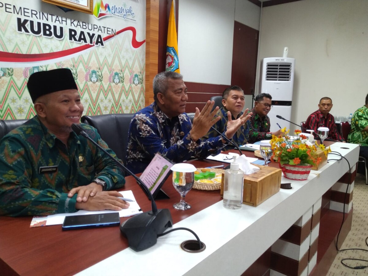 Pj Bupati Kubu Raya, Kamaruzaman (Batik Biru) memimpin rapat persiapan MTQ Kubu Raya 2024. Foto: Syamsul Arifin/Jurnalis.co.id