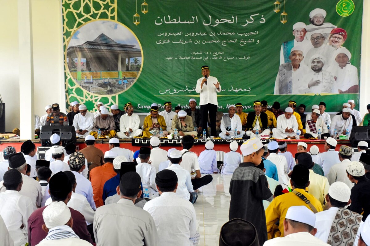 Pj Bupati Kubu Raya, Kamaruzaman menghadiri Haul Akbar Habib Muhammad. Foto: Syamsul Arifin/Jurnalis.co.id