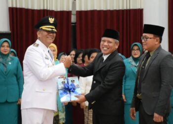 Pj Bupati Kubu Raya Kamaruzaman saat pisah sambut dengan Bupati Muda Mahendrawan dan Wakil Bupati Sujiwo, Senin (19/2/2024). Foto: Syamsul Arifin/Jurnalis.co.id
