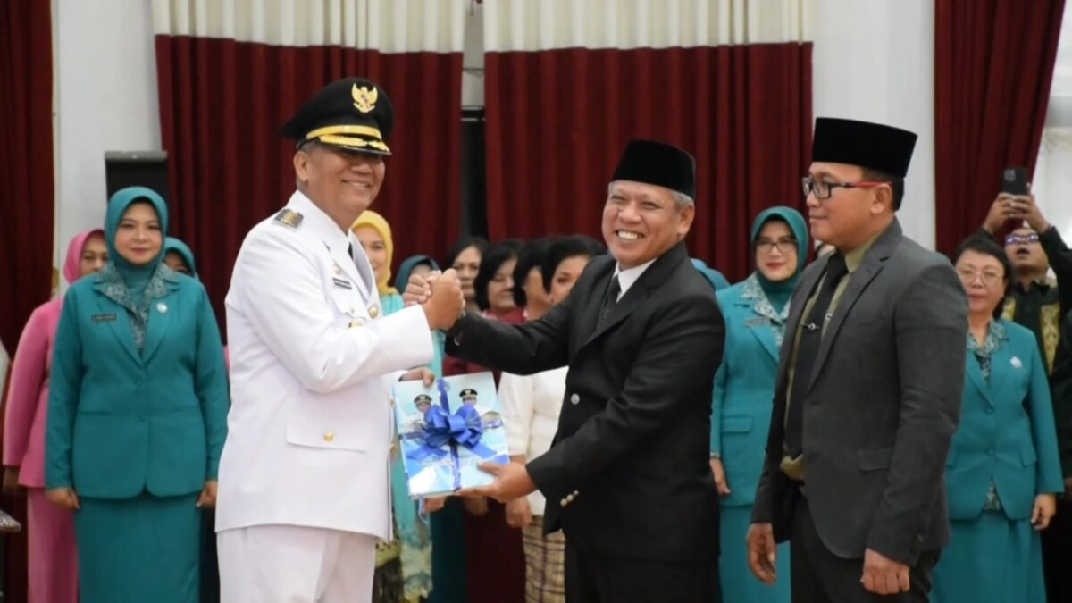 Pj Bupati Kubu Raya Kamaruzaman saat pisah sambut dengan Bupati Muda Mahendrawan dan Wakil Bupati Sujiwo, Senin (19/2/2024). Foto: Syamsul Arifin/Jurnalis.co.id