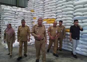 Pj Bupati Kubu Raya, Syarif Kamaruzaman mendampingi Pj Gubernur Harisson meninjau gudang-gudang beras, Selasa (27/2/2024). Foto: Syamsul Arifin/Jurnalis.co.id