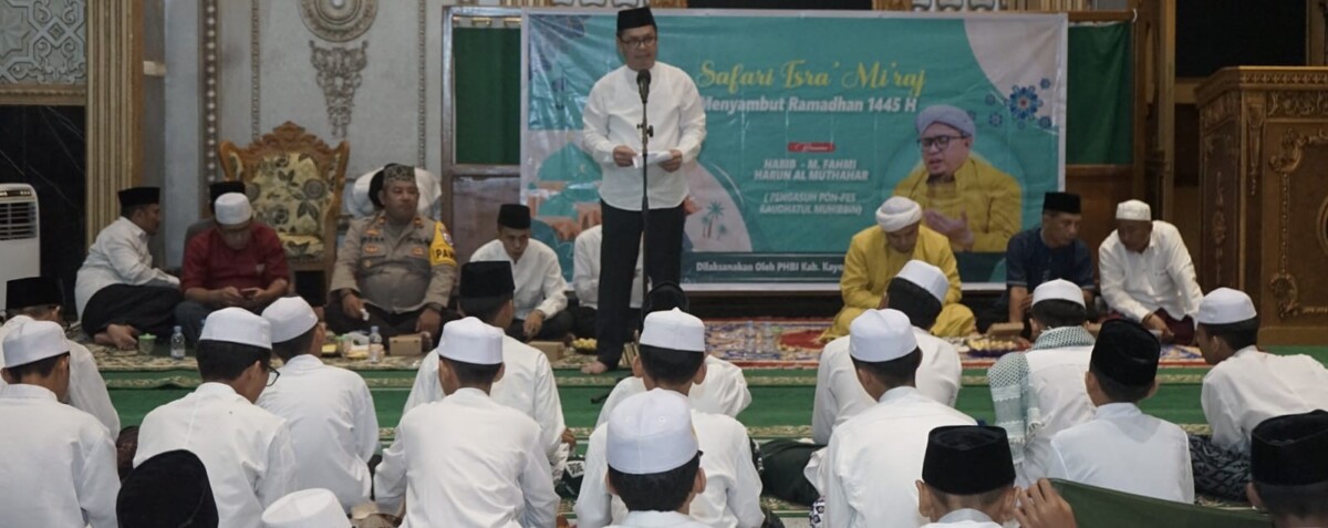 Pj Bupati Romi Wijaya memberikan sambutan pada Takbliqh Akbar di Masjid Oesman Alkhair. Foto: Prokopim