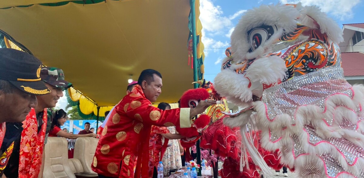 Pj Bupati Sanggau Suherman memberikan angpao saat perayaan Imlek 2575 dan Festival Cap Go Meh 2024 di halaman Mal Pelayanan Publik Kabupaten Sanggau. Foto: Julianus Ratno/Jurnalis.co.id