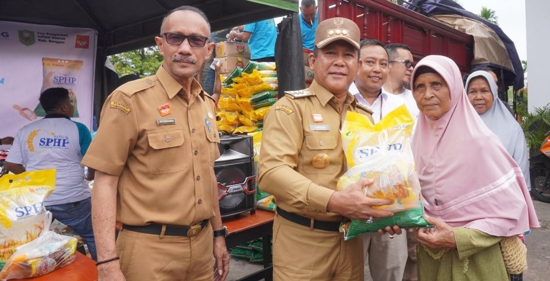 Pj Bupati Sanggau Suherman menyalurkan paket sembako murah kepada warga pada gelaran Operasi Pasar di Pasar Seroja, Kabupaten Sanggau, Selasa (27/2/2024). Foto: Julianus Ratno/Jurnalis.co.id