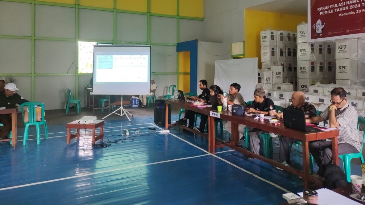 Rapat pleno rekapitulasi hasil Pemilu di Kecamatan Putussibau Selatan hingga hari ini masih berlangsung. Foto: Taufiq AS/Jurnalis.co.id