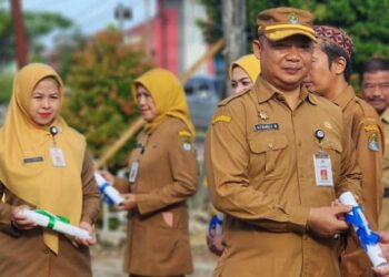 Sekda memberikan reward kepada salah satu Nakes. Foto: Prokopim Pemkab Ketapang.
