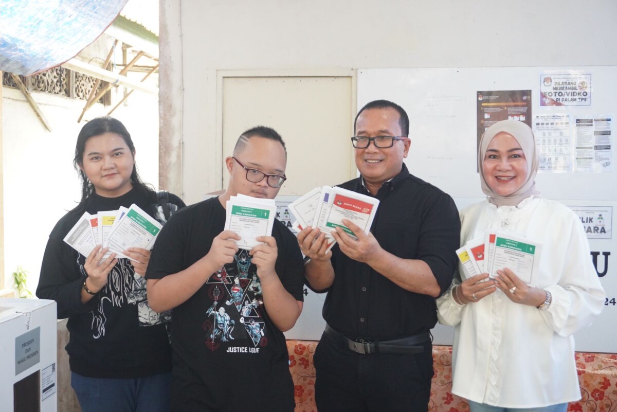 Wakil Bupati Kubu Raya bersama keluarga menyalurkan hak suara dalam Pemilu 2024, Rabu (14/2/2024). Foto: Syamsul Arifin/Jurnalis.co.id