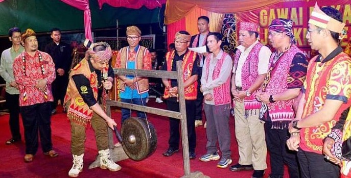 Alexander memukul gong pertanda ditutupnya Gawai adat Bejujokng di Desa Gema. Foto: Prokopim Pemkab Ketapang