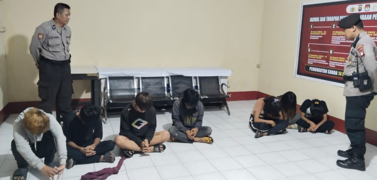 Anak Gadis dan Lelaki dalam satu kamar kost diamankan polisi di Mapolsek Pontianak Selatan. Foto: HYD/Jurnalis.co.id