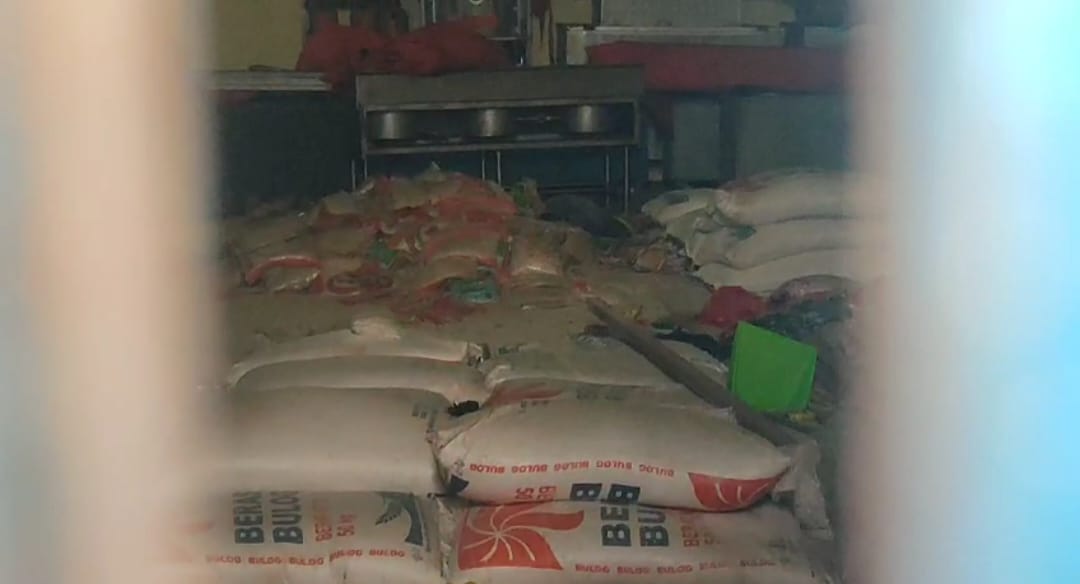 Bantuan Sembako sudah kadaluwarsa di gudang logistik BPBD Kapuas Hulu. Foto: Taufiq AS/Jurnalis.co.id