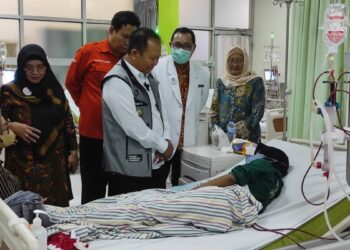 Bupati Jember Haji Hendy bercengkrama dengan pasien gagal ginjal di RSD dr Soebandi. Foto: Sigit Priyono/Jurnalis.co.id